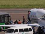 Com um beb no colo, Justin desembarcou no Aeroporto Internacional Salgado Filho s 13h45min