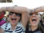 Fs do cantor canandense tatuaram o nome do dolo nos braos