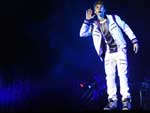 Justin interagiu com o pblico logo no comeo, antes de interpretar &quot;U Smile, I Smile&quot;