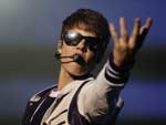 Justin comeou a performance cantando sua verso da msica &quot;Love Me&quot;
