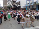 Desfile da Oktoberfest anima o pblico na Rua XV