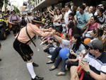 Desfile da Oktoberfest anima o pblico na Rua XV