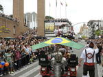 Desfile da Oktoberfest anima o pblico na Rua XV