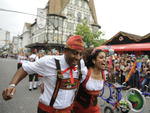 Desfile da Oktoberfest anima o pblico na Rua XV