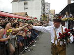 Desfile da Oktoberfest anima o pblico na Rua XV