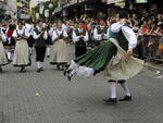 Desfile da Oktoberfest anima o pblico na Rua XV