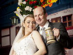 Casal Viviane e Luciano nunca perderam uma edio da Oktoberfest juntos. Ensaio ps-casamento foi feito na Vila Germnica