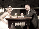 Casal Viviane e Luciano nunca perderam uma edio da Oktoberfest juntos. Ensaio ps-casamento foi feito na Vila Germnica