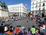 Em Madri, na Espanha, manifestantes reunidos para os protestos fizeram ioga na praa Porta do Sol