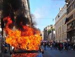 Na Itlia, foram incendiados carros prximo ao Coliseu, onde dezenas de milhares de pessoas esto mobilizadas