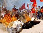 Manifestantes queimam boneco do presidente dos EUA, George W Bush, durante protesto pela retirada das tropas do Iraque e contra a Alca