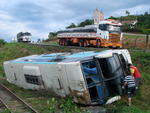 Um nibus da empresa Penha com 25 passageiros, alm do motorista, tombou s 5h de domingo, 16 de outubro, em um desvio das obras de duplicao da BR-101 em Laguna, no Sul de Santa Catarina. 