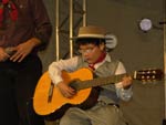 Vitor Vianna Caprioli 10 anos. Ele canta e toca: violo, flauta doce e teclado.