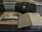 Maleta de 1907 usada para transportar medicamentos e instrumentos, j que os mdicos atendiam a domiclio e precisavam estar prontos para fazer o atendimento do comeo ao fim.