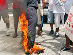 Boneco do presidente dos EUA, George W. Bush, foi queimado durante a manifestao