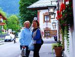 Oberammergau, Alemanha - Mel�nia Fischer e Yolanda L.  Sestren, de Blumenau, em julho de 2010