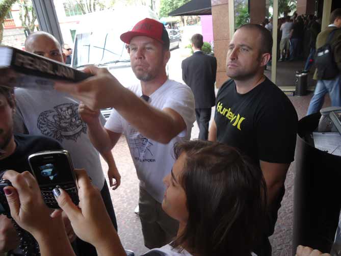 Jeff Ament dá autógrafos durante passagem do Pearl Jam por Porto Alegre