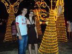Claudia Pippe Lorenzoni enviou uma foto dela com o noivo, o colorado Rodrigo Domingues. Ambos foram conferir a decorao de Natal no centro de Santa Maria