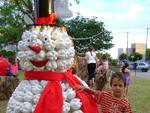 O colunista Rrondi Arboitte enviou uma foto de seu primo Matheus Hey ao lado de um boneco de &quot;neve&quot;, em So Pedro do Sul