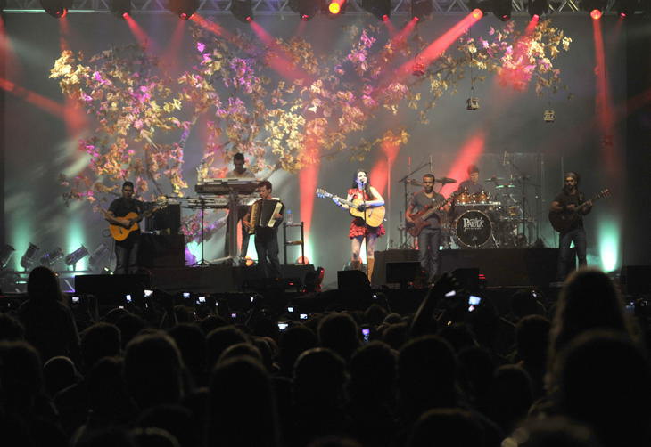 Após a quarta canção, ela cumprimentou o público, pediu desculpas pelo atraso e agradeceu a paciência:imagem 7