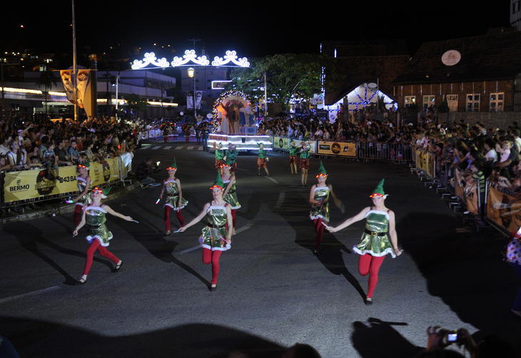 Desfile durou aproximadamente :imagem 2