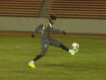 Durante treino do Santos no Mizuho Stadium, em Nagoya, Neymar faz embaixadinhas.