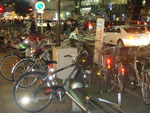 A cidade que no dorme, seja dia ou noite, o movimento  intenso pelas ruas de Nagoya, inclusive de bicicletas.