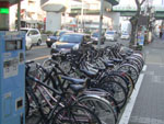 Bicicletas e mais bicicletas. O transporte  quase protagonista do cenrio de Nagoya. &quot;Cada um cuida da sua. Ningum pega o que no  seu no Japo&quot;, relata o reprter Leonardo Acosta.