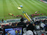 TV instalada na arquibancada mostra outro ngulo da entrada dos times em campo para o confronto Santo x Kashiwa x Reysol.