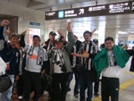 Torcida do Santos celebra na estao do trem-bala (Shinkansen, em japons).