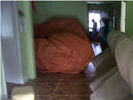 As casas quase sem moblias na tentativa de recuperar o que no foi atingido pela chuva.