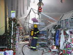 O interior da loja ficou destru�do
