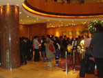 No hotel Sheraton, fs japoneses aguardam a sada do Santos.