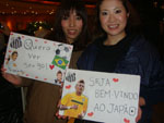 Fs japonesas de Neymar com cartazes em homenagem ao dolo. &quot;Elas no sabem uma palavra em portugus, mas so fs incondicionais do Neymar&quot;, relata o reprter Leonardo Acosta.