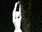 Os Urbanides, bonecos de arame e sacolas plsticas de Beliria Boni, espalhados pelo jardim do Sesc, refletem duas caractersticas da autora. A primeira pessoal, pois remete  infncia da artista, quando ela brincava ao ar livre, que faz parte da sua aldeia e da sua memria. A segunda d continuidade  temtica ambiental de Beliria, a sua identidade, que procura usar sempre material reciclvel nas obras