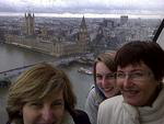 Londres, Inglaterra - Cleunice Goldacker, Caroline e Denise Graef, de Blumenau, em mar�o de 2011