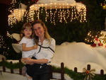Deisy Pagliarini, de Itaara, enviou uma foto dela com a filha Lara Pagliarini Nouer apreciando a neve artificial e decorao natalina no Royal Plaza Shopping, em Santa Maria