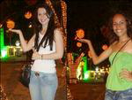 Tatiene Bandeira Leal enviou uma foto dela com sua amiga Helen Fernandes curtindo a decorao de Natal na Praa Saldanha Marinho, em Santa Maria