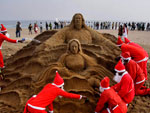 Vestidos de Papai Noel, artistas fizeram escultura na areia em Bhubaneswar, na ndia