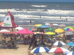 Veranistas anteciparam a viagem rumo ao Litoral Norte e lotaram a praia antes do fim de semana.