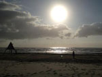Dia ensolarado e parcialmente nublado na praia.