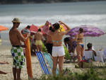 Turistas argentinos e moradores de cidades vizinhas povoaram a orla de 2,5 quilmetros