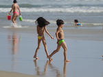 Crianas brincam livremente na praia 