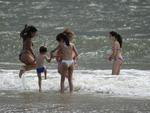 Crianas aproveitam o mar tranquilo e com poucas pessoas 