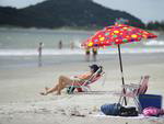 Esta praia  muito bonita por conter uma rea preservada de vegetao entre a estrada principal e a areia