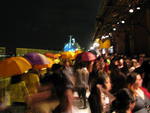Guarda chuvas coloridos desfilaram pelo Pier Maua na abertura do Fashion Rio. A garoa fina nao cessou durante toda a noite. Mesmo assim foi pouco para eliminar o calor abafado do vero carioca. As sombrinhas valeram mesmo para proteger os penteados e chapinhas das belas e belos que circularam pelo evento 