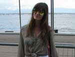 A sacada  o busti animal print sob a blusa transparente