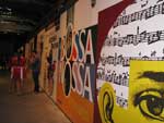 Logo na entrada do Fashion Rio, est a exposio com capas de vinil de Charles Gavin