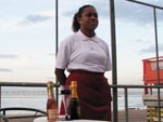 Espumante, vinho tinto e vinho branco  o que carregam esses carrinhos, que parecem de sorvete, e ficam espalhados pelo Pier Mau. Quando escurece, o movimento em torno deles  grande. Chandon  o que mais sai. A garrafa de 187ml custa R$ 25. O vinho fica por R$ 15