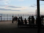 Entre um desfile e outro, o espao para descansar com o visual alucinante do Pier Mau, no final de tarde, e a ponte Rio-Niteri ao fundo